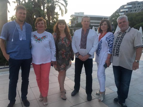 Ковельські лікарі у День вишиванки презентували красу національного вбрання у Туреччині