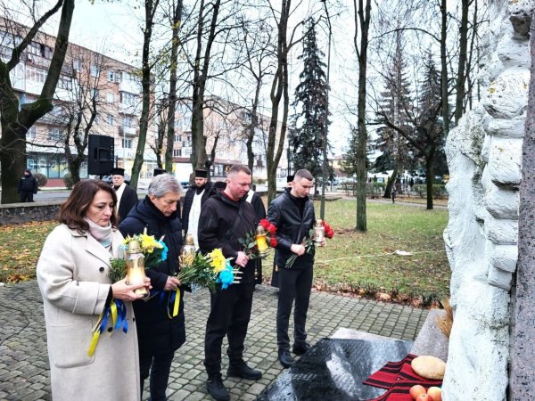 Запалили свічки та поклали символічні букети з колосками до меморіальної стели: у Ковелі вшанували пам’ять жертв голодоморів