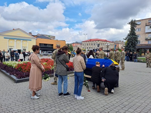У Ковелі попрощалися з 33-річним морським піхотинцем Павлом Коломійчуком У Ковелі попрощалися з 33-річним морським піхотинцем Павлом Коломійчуком
