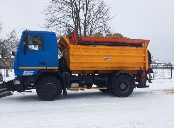 Ковель від снігу прибирає 10 одиниць техніки та понад 40 двірників Ковель від снігу прибирає 10 одиниць техніки та понад 40 двірників