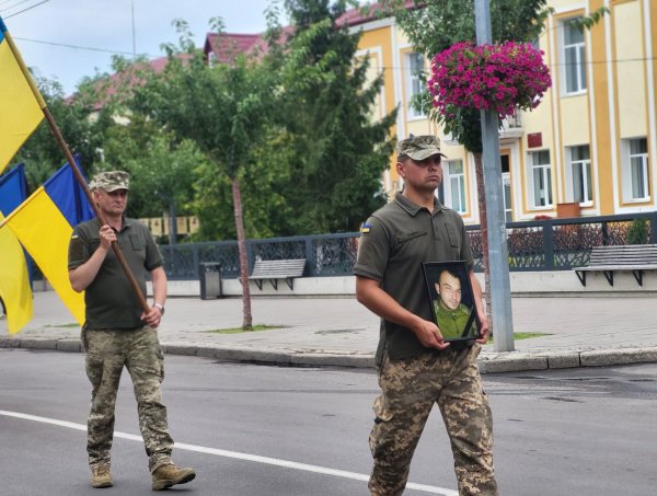 Спасибі тобі, Герою. Ковельчани віддали останню шану Руслану Мазурику