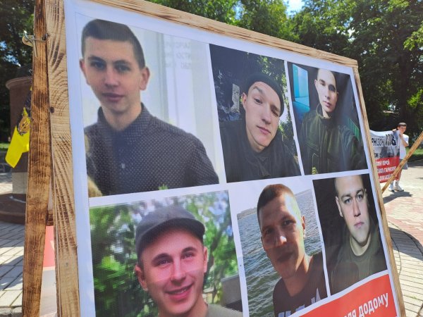 “Волю захисникам Маріуполя”: у Ковелі відбулась фотовиставка на підтримку полонених військових “Волю захисникам Маріуполя”: у Ковелі відбулась фотовиставка на підтримку полонених військових