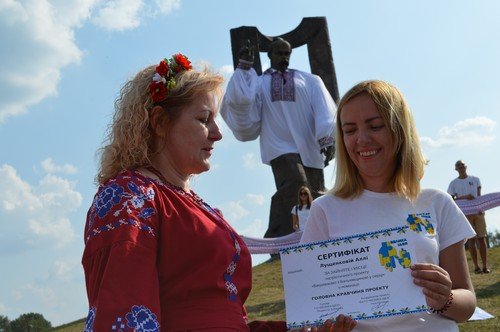 Фінал патріотичної акції "З Батьківщиною в серці" зібрав кількасот людей біля пам'ятника Кобзарю у Ковелі Фінал патріотичної акції "З Батьківщиною в серці" зібрав кількасот людей біля пам'ятника Кобзарю у Ковелі