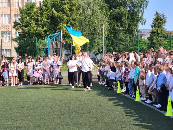 Це неймовірні моменти: для ковельських школярів пролунав останній дзвоник