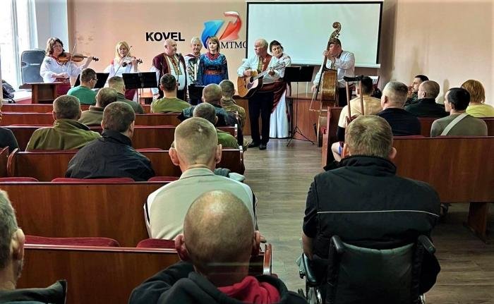 У Ковельській лікарні ансамбль “Награш” виступив для поранених військовослужбовців