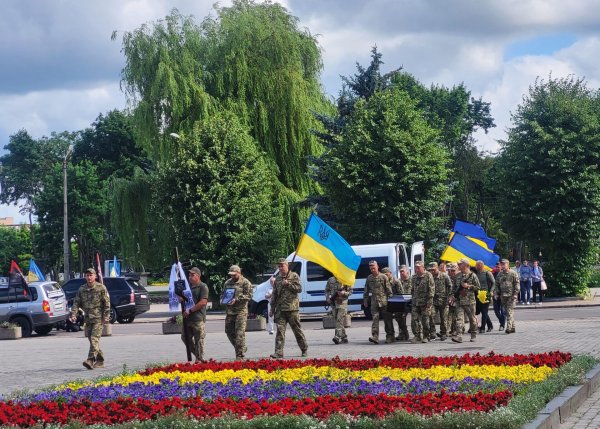 Довгий шлях до рідної землі: наша громада прощається з воїном Віктором Дорощуком, життя якого обірвалось у липні минулого року