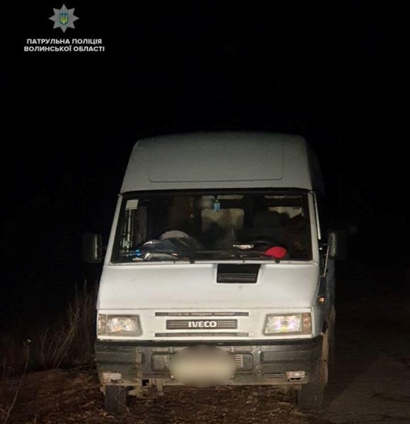 Ковельські інспектори виявили чоловіків, які розбирали на брухт обгорілий після пожежі автобус поблизу Ковеля Ковельські інспектори виявили чоловіків, які розбирали на брухт обгорілий після пожежі автобус поблизу Ковеля