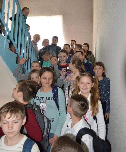 13 квітня за тривожним сигналом евакуювали учнів та педагогів ЗОШ №10 міста Ковеля ФОТО 13 квітня за тривожним сигналом евакуювали учнів та педагогів ЗОШ №10 міста Ковеля ФОТО