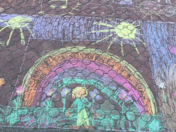 Юні ковельчани малювали рідне місто кольоровою крейдою ФОТО Юні ковельчани малювали рідне місто кольоровою крейдою ФОТО