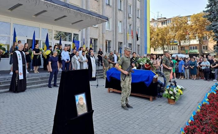 Назавжди в строю: ковельчани попрощались з Героєм Володимиром Гузем