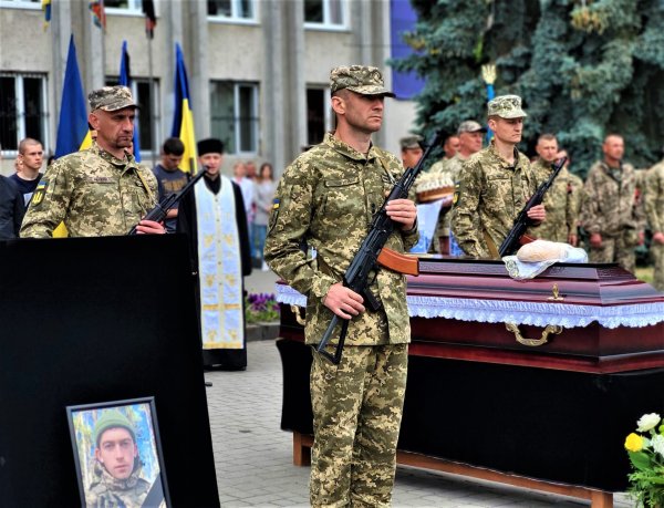 Небесне воїнство поповнилось ангелом у білій вишиванці: У Ковелі попрощались з загиблим Героєм Андрієм Михайленком