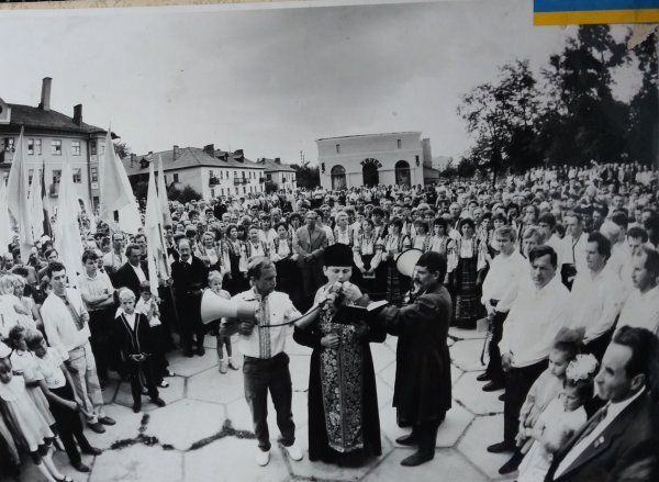 35 років тому в Ковелі вперше підняли синьо-жовтий прапор 35 років тому в Ковелі вперше підняли синьо-жовтий прапор