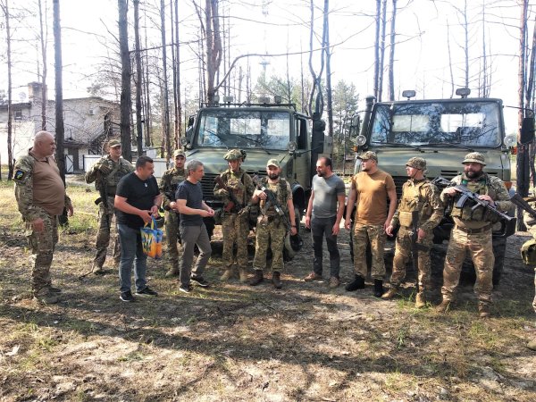 Міський голова Ігор Чайка разом зі своїми заступниками побували на сході, передали автомобілі та іншу допомогу військовим