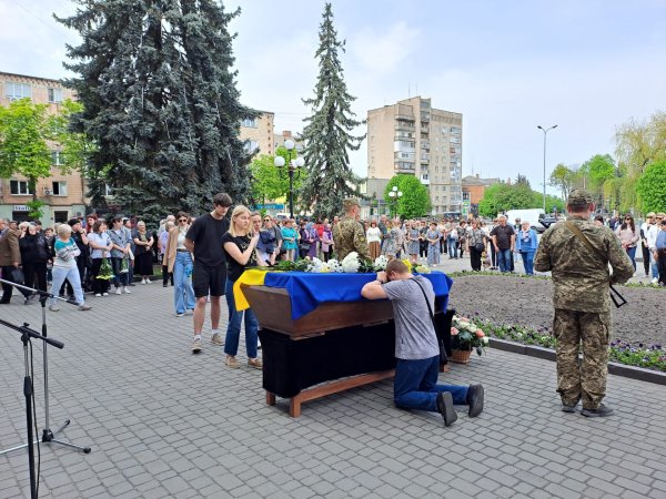 Назавжди в строю: ковельчани провели в останню земну дорогу молодого воїна Владислава Андрусика