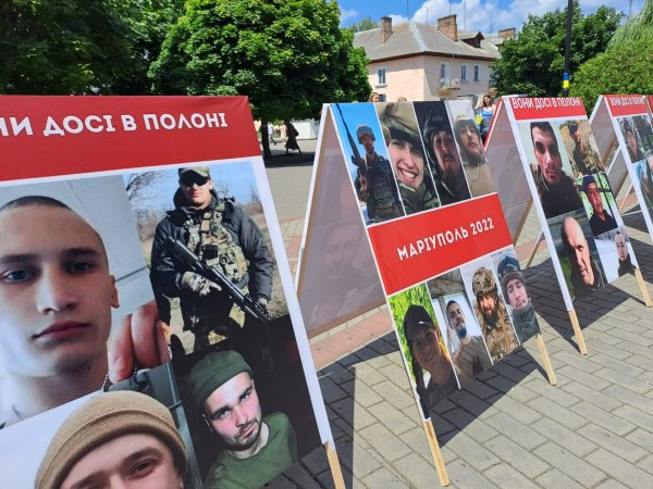 “Волю захисникам Маріуполя”: у Ковелі відбулась фотовиставка на підтримку полонених військових “Волю захисникам Маріуполя”: у Ковелі відбулась фотовиставка на підтримку полонених військових