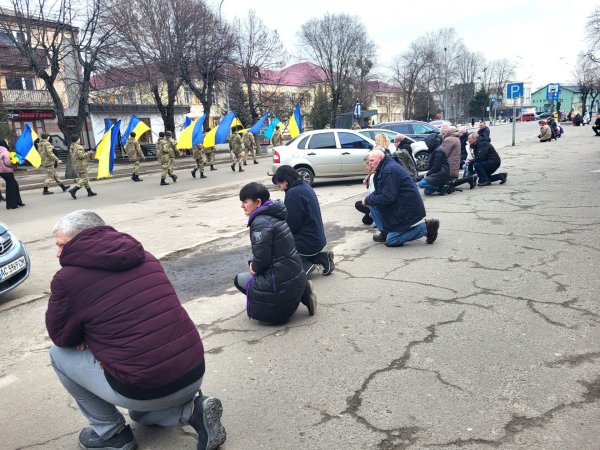 Прощавай, «Батя»: у Ковелі віддали останню шану воїну, захиснику, Герою Володимиру Крисюку Прощавай, «Батя»: у Ковелі віддали останню шану воїну, захиснику, Герою Володимиру Крисюку