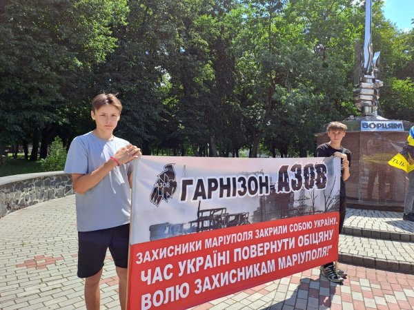 “Волю захисникам Маріуполя”: у Ковелі відбулась фотовиставка на підтримку полонених військових “Волю захисникам Маріуполя”: у Ковелі відбулась фотовиставка на підтримку полонених військових