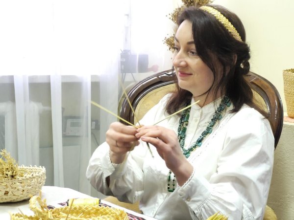 В історичному музеї відкрили персональну виставку солом’яних виробів майстрині Людмили Каменчук