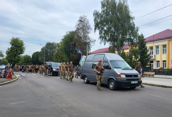 У Ковелі провели в останню земну дорогу військових побратимів: Юрія Лобанова та Юрія Кисляка У Ковелі провели в останню земну дорогу військових побратимів: Юрія Лобанова та Юрія Кисляка