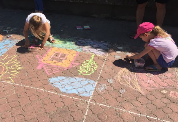 Юні ковельчани малювали рідне місто кольоровою крейдою ФОТО Юні ковельчани малювали рідне місто кольоровою крейдою ФОТО