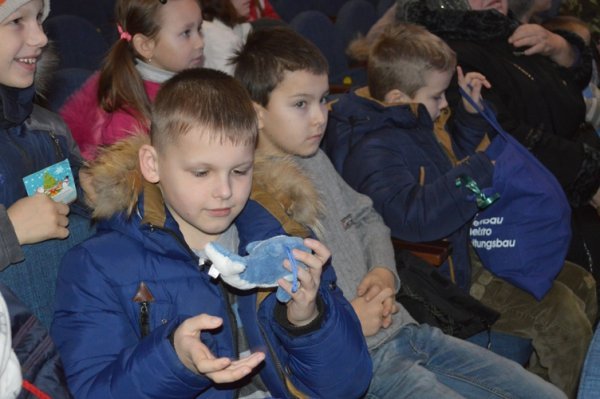 Юні ковельчани отримали подарунки від німецьких благодійників