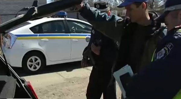 Поліція шукає зброю в авто і просить водіїв не ображатися на перевірки транспортних засобів