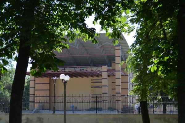 У Ковелі завершується будівництво літньої естради У Ковелі завершується будівництво літньої естради