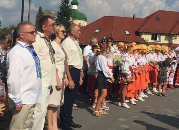 Фінал патріотичної акції "З Батьківщиною в серці" зібрав кількасот людей біля пам'ятника Кобзарю у Ковелі Фінал патріотичної акції "З Батьківщиною в серці" зібрав кількасот людей біля пам'ятника Кобзарю у Ковелі