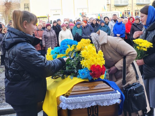 Життя обірвала війна: ковельчани попрощались з 28-річним Героєм Вадимом Ковальчуком Життя обірвала війна: ковельчани попрощались з 28-річним Героєм Вадимом Ковальчуком