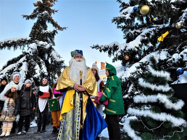 У національних кольорах: у Ковелі урочисто відкрили головну ялинку громади