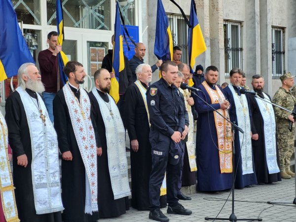 У Ковелі провели у Небесне військо 35-річного сержанта поліції Дмитра Сергієнка У Ковелі провели у Небесне військо 35-річного сержанта поліції Дмитра Сергієнка