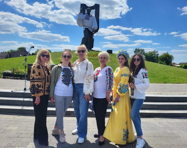 Біля пам’ятника Тарасу Шевченку у барвистих вишиванках мешканці міста створили назву «Ковель»