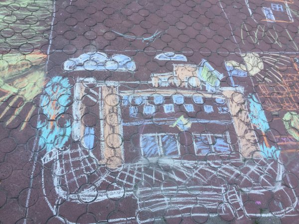 Юні ковельчани малювали рідне місто кольоровою крейдою ФОТО Юні ковельчани малювали рідне місто кольоровою крейдою ФОТО