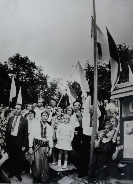 35 років тому в Ковелі вперше підняли синьо-жовтий прапор 35 років тому в Ковелі вперше підняли синьо-жовтий прапор