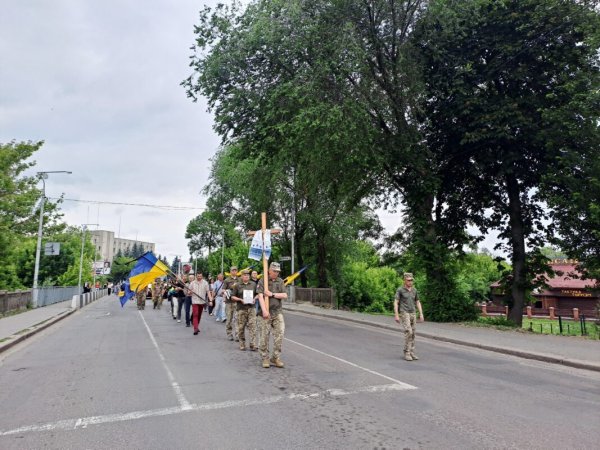 У Ковелі попрощалися із 27-річним старшим лейтенантом Артемом Кузьмичуком У Ковелі попрощалися із 27-річним старшим лейтенантом Артемом Кузьмичуком