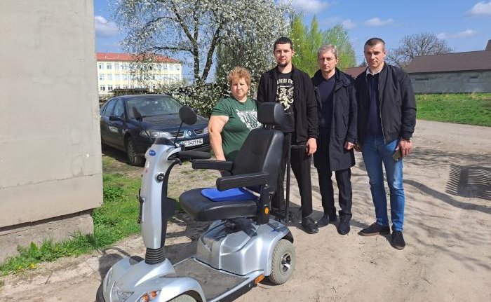 Військовослужбовцю, який отримав важке поранення на фронті, подарували електроскутер