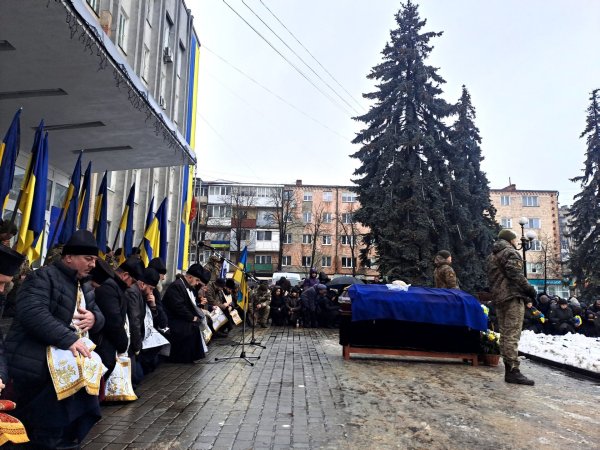 Віддав життя за Україну: у Ковелі попрощались з Героєм Романом Грушевінчуком