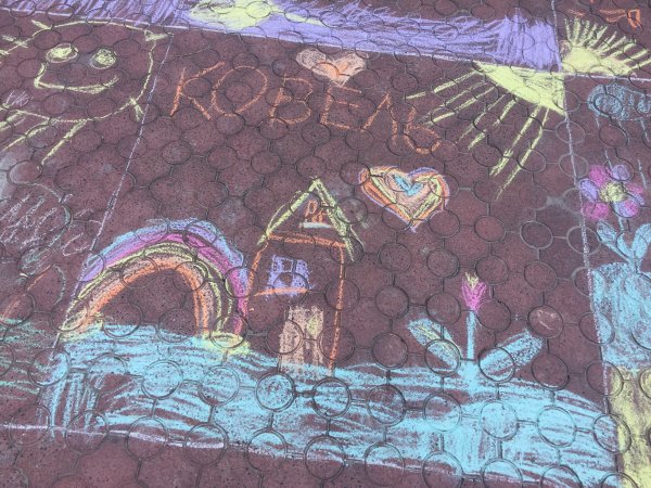 Юні ковельчани малювали рідне місто кольоровою крейдою ФОТО Юні ковельчани малювали рідне місто кольоровою крейдою ФОТО