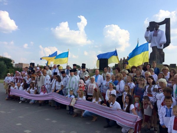 Фінал патріотичної акції "З Батьківщиною в серці" зібрав кількасот людей біля пам'ятника Кобзарю у Ковелі Фінал патріотичної акції "З Батьківщиною в серці" зібрав кількасот людей біля пам'ятника Кобзарю у Ковелі