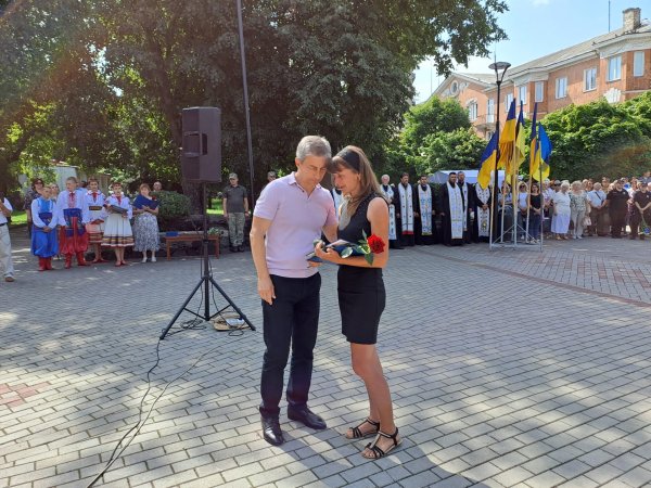 Міський голова Ігор Чайка під час урочистостей з нагоди Дня Державного Прапора України вручив відзнаки «Почесний громадянин міста Ковеля»