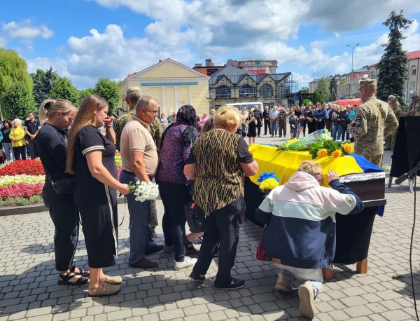 Довгий шлях до рідної землі: наша громада прощається з воїном Віктором Дорощуком, життя якого обірвалось у липні минулого року
