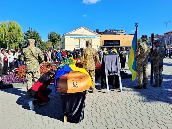 Навіки в строю: у Ковелі попрощалися із 37-річним воїном Дмитром Бондаруком Навіки в строю: у Ковелі попрощалися із 37-річним воїном Дмитром Бондаруком