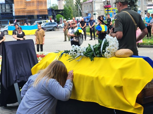 Спасибі тобі, Герою. Ковельчани віддали останню шану Руслану Мазурику