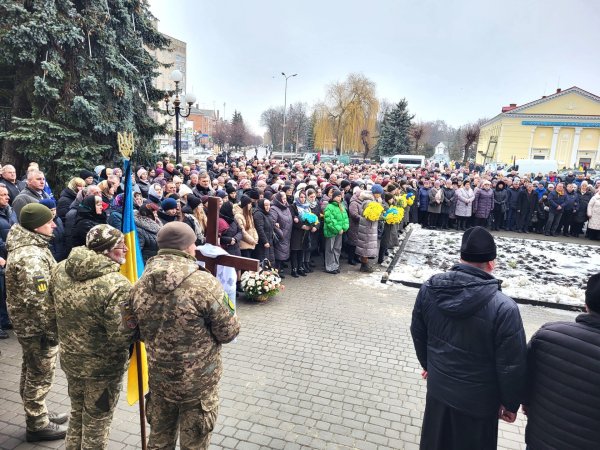 Обіцяв повернутись додому: ковельчани попрощались з Героєм Сергієм Оніщуком Обіцяв повернутись додому: ковельчани попрощались з Героєм Сергієм Оніщуком