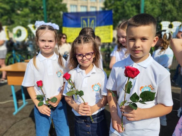 Це неймовірні моменти: для ковельських школярів пролунав останній дзвоник