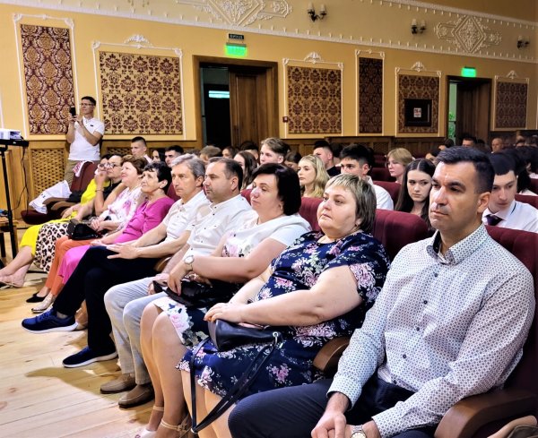 Випускникам ліцею №3 імені Лесі Українки вручили свідоцтва про здобуття повної загальної середньої освіти Випускникам ліцею №3 імені Лесі Українки вручили свідоцтва про здобуття повної загальної середньої освіти