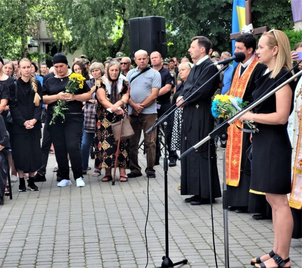 Їх струни земного життя обірвала війна: у Ковелі провели в останню дорогу Володимира Лучиновича та Олександра Берегу