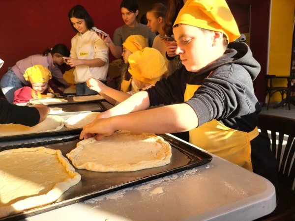 У Ковелі для дітей пільгових категорій провели майстер-клас з приготування піци У Ковелі для дітей пільгових категорій провели майстер-клас з приготування піци