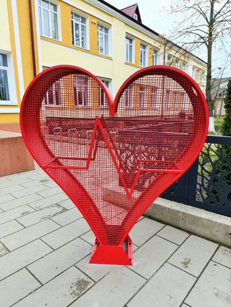 У Ковелі встановили екологічне «серце» для збору пластикових кришечок