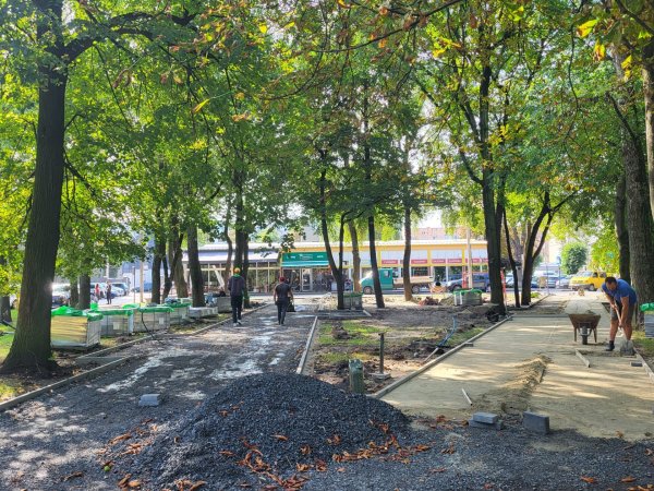 У Ковелі підприємці облаштовують доріжки у сквері Слави У Ковелі підприємці облаштовують доріжки у сквері Слави